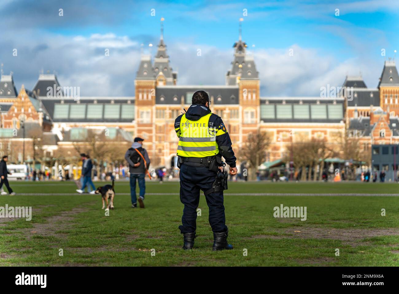 Amsterdam, Paesi Bassi, 24.02.2023, poliziotto olandese in piedi di fronte al Rijksmuseum, il museo nazionale dei Paesi Bassi Foto Stock