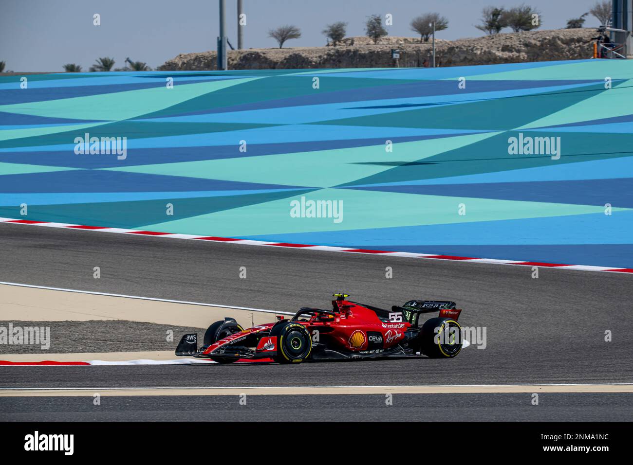 Sakhir, Bahrain, 24th febbraio 2023, Carlos Sainz, spagnolo, compete per la Scuderia Ferrari. Winter Testing, il test invernale del campionato di Formula 1 2023. Credit: Michael Potts/Alamy Live News Foto Stock