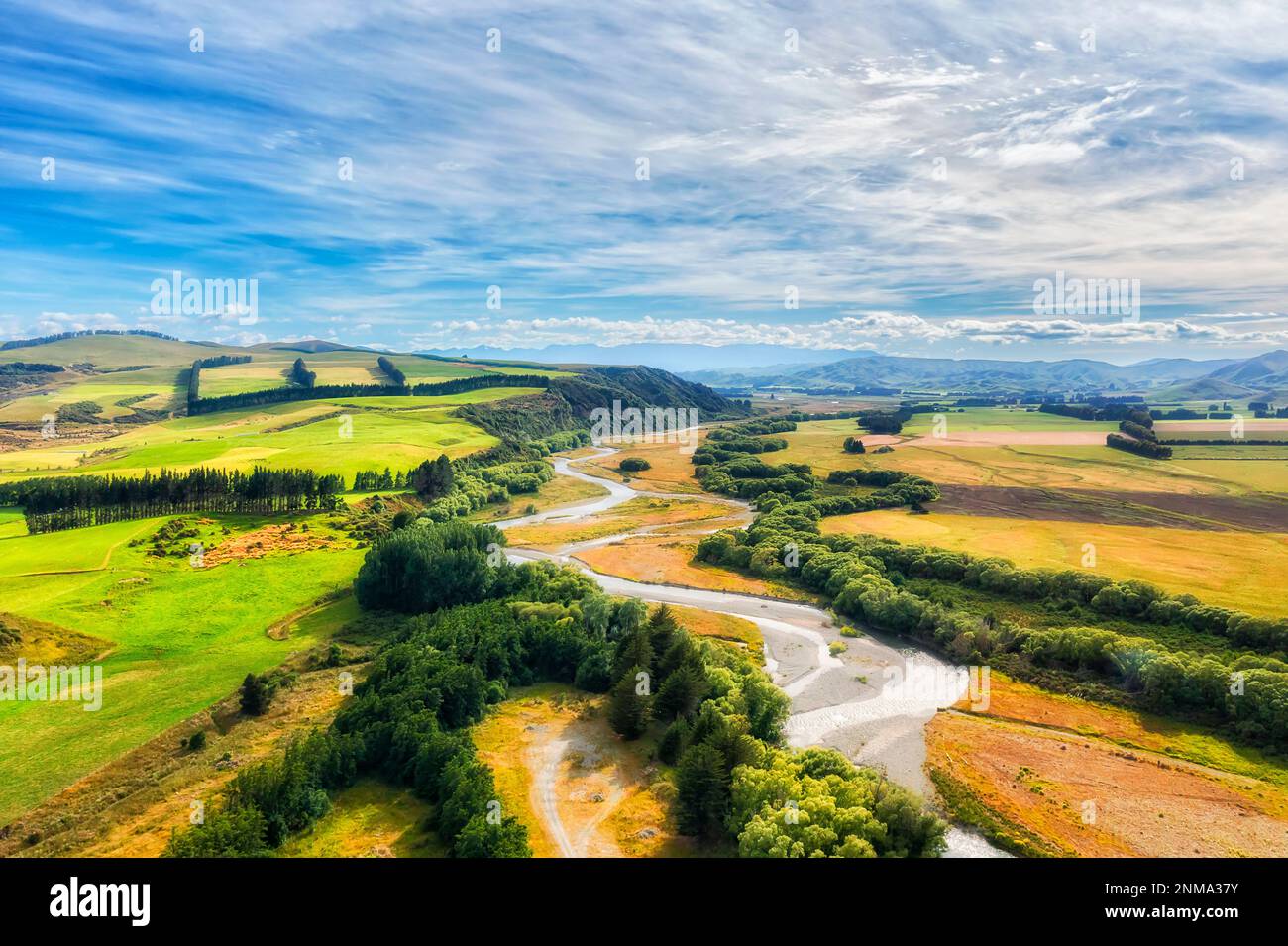Mararoa fiume in agricoltura panoramica terre intorno te Anau la chiave in Nuova Zelanda sud isola - paesaggio aereo. Foto Stock