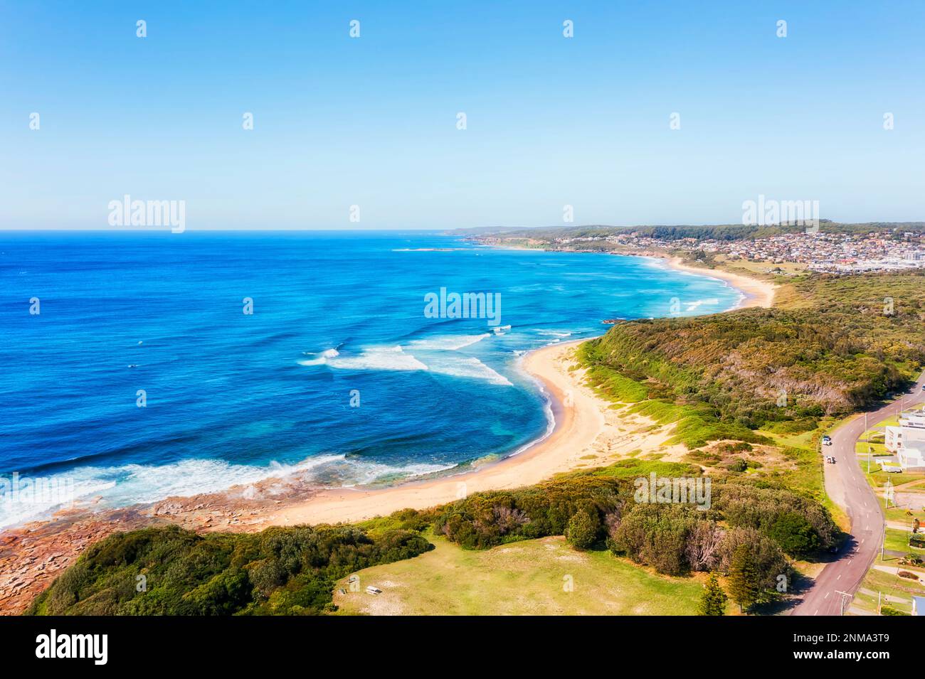 Spiaggia di prosciutti nella città di spiaggia di Caves sulla costa del Pacifico dell'Australia - scenia mare aereo. Foto Stock