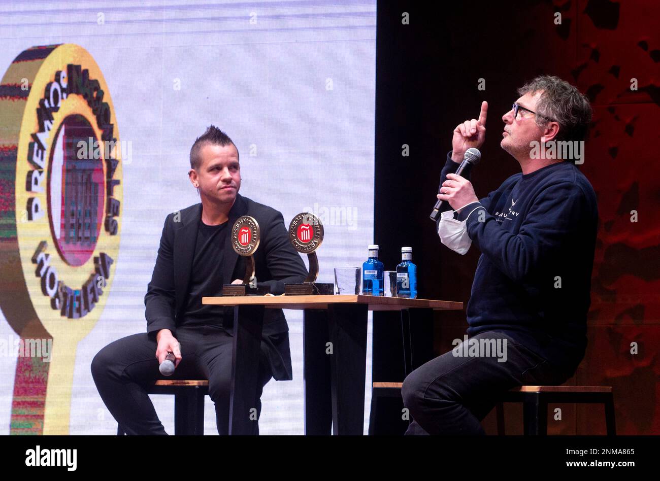 The chef owner of DiverXO restaurant, Dabiz Muñoz (left), and the chef owner of Mugaritz Restaurant, Andoni Luiz Aduriz (right), at the ceremony of the 15th edition of the National Hospitality Awards, in the Auditorium of CaixaForum, on 17 November 2021, in Madrid (Spain). Muñoz has been recognized with the award for internationalization and Aduriz has collected the chef entrepreneur award. With these awards, the hotel and catering industry rewards those who for them have been an example and a point of reference, with a view to the future of a strategic sector in the country's economy. The eve Foto Stock