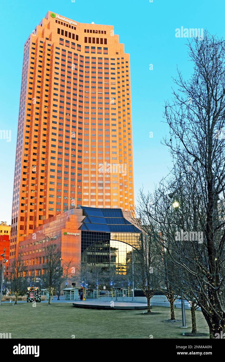 Il grattacielo postmoderno a 45 piani, 200 Public Square, si erge sulla Public Square nel centro di Cleveland, Ohio, USA. Foto Stock
