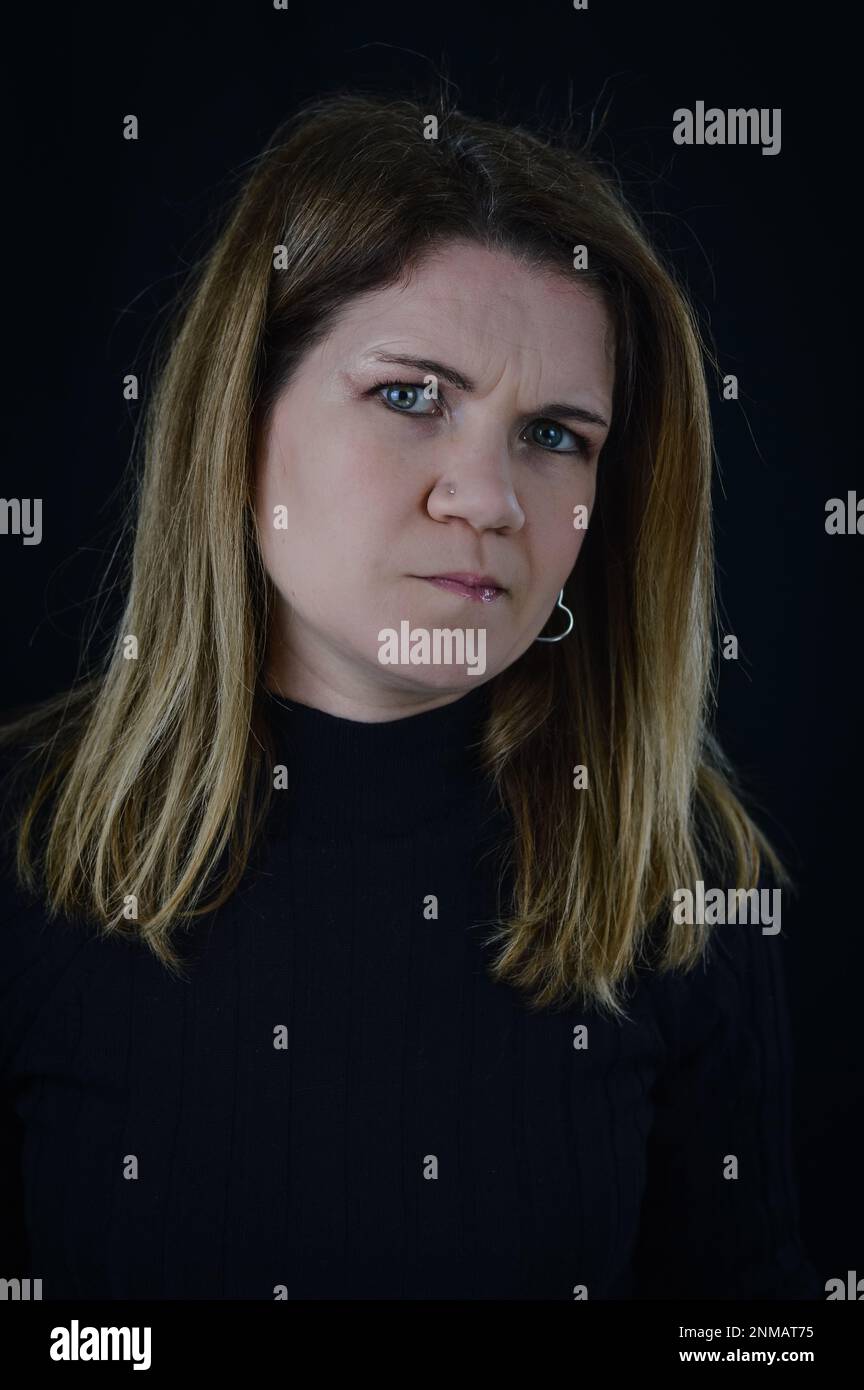ritratto di una bella donna bionda che allarga i suoi occhi e sembra incredula Foto Stock