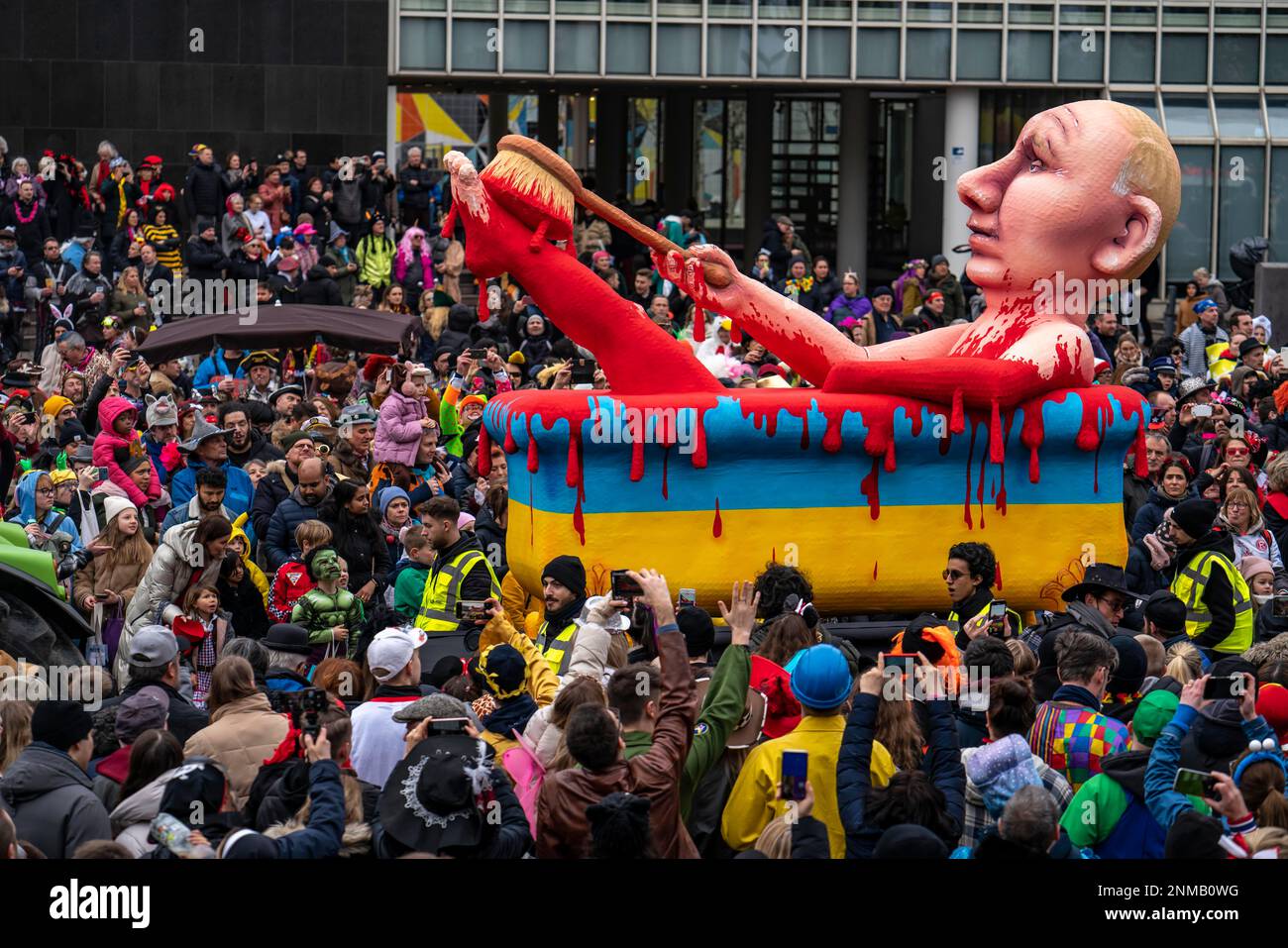 Il lunedì delle rose processione a Düsseldorf, carnevale di strada, galleggianti motivo in carnevale, da Jacques Tilly costruttore di carri, Vladimir Putin bagna in una vasca da bagno, io Foto Stock