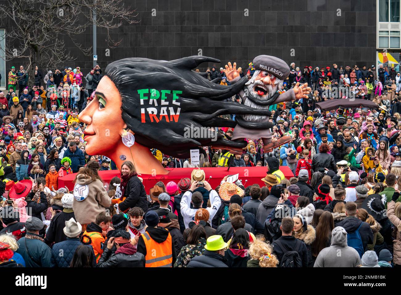 Rose Lunedi processione a Düsseldorf, carnevale di strada, motivi galleggianti in carnevale, da costruttore di galleggiante Jacques Tilly, i capelli delle donne dalla libertà mo Foto Stock