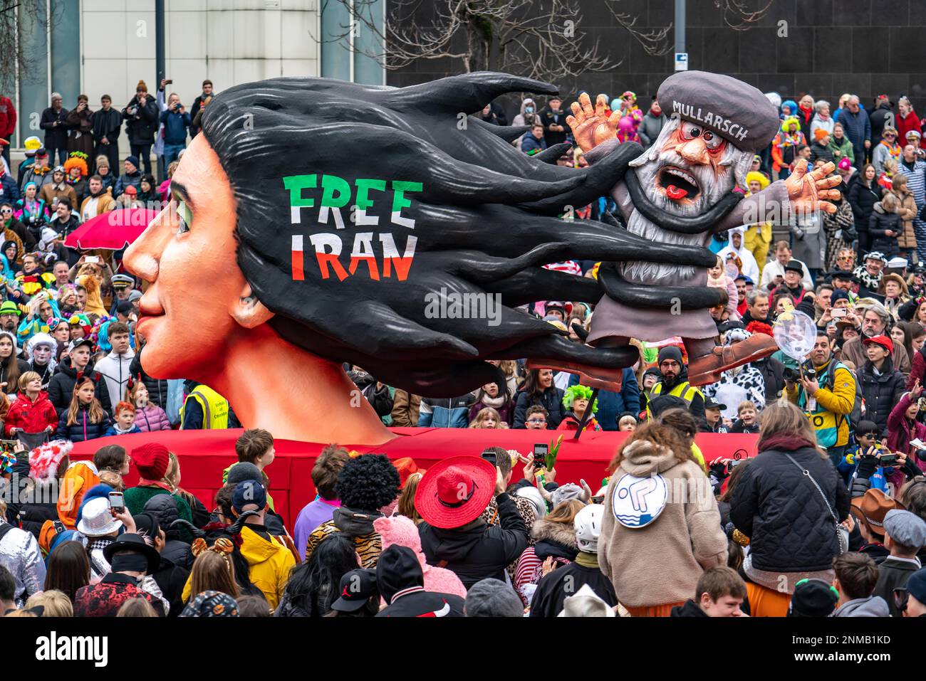 Rose Lunedi processione a Düsseldorf, carnevale di strada, motivi galleggianti in carnevale, da costruttore di galleggiante Jacques Tilly, i capelli delle donne dalla libertà mo Foto Stock