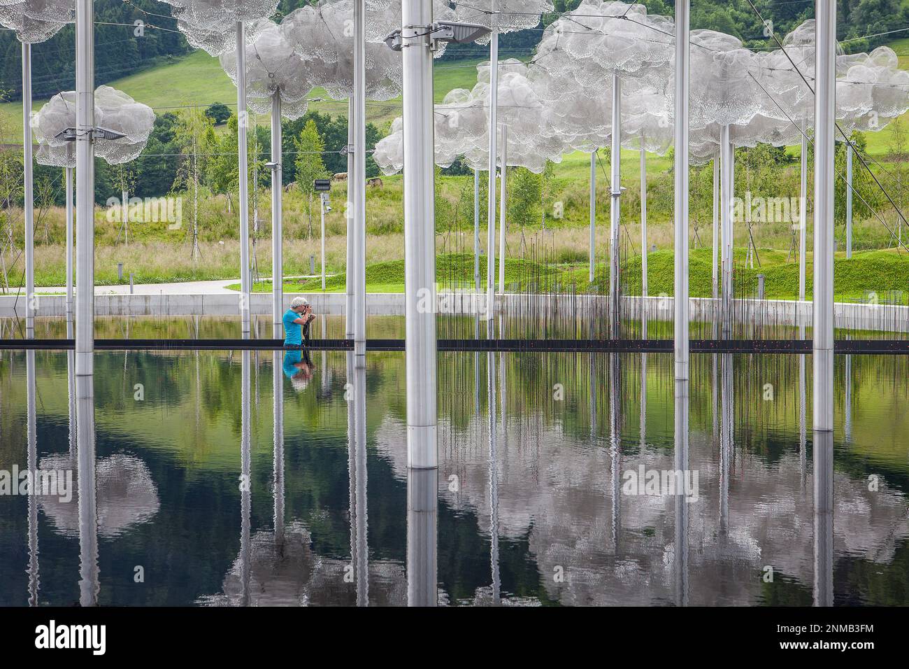 Cloud di cristallo e piscina a specchio, Swarovski Kristallwelten, Crystal World Museum, Innsbruck, Austria Foto Stock