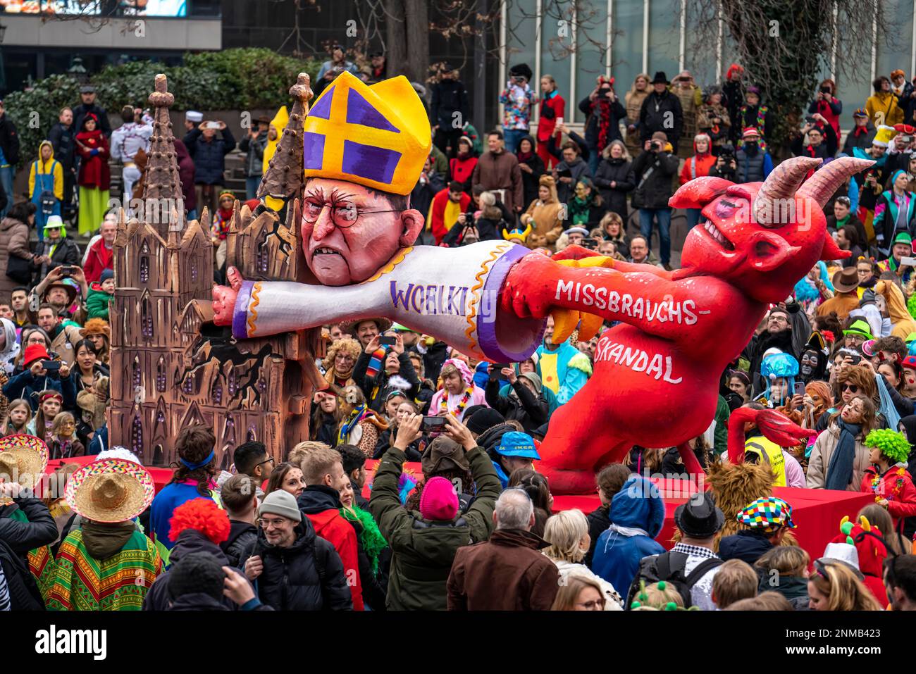 Rose Lunedi processione a Düsseldorf, carnevale di strada, motivi galleggianti in carnevale, dal costruttore di galleggiante Jacques Tilly, oggetto di scandali di abuso nel Cath Foto Stock