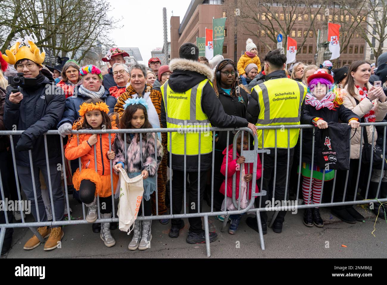 Processione del lunedì delle rose a Düsseldorf, servizi di sicurezza privati, sicurezza utilizzata al carnevale di strada, NRW, Germania Foto Stock