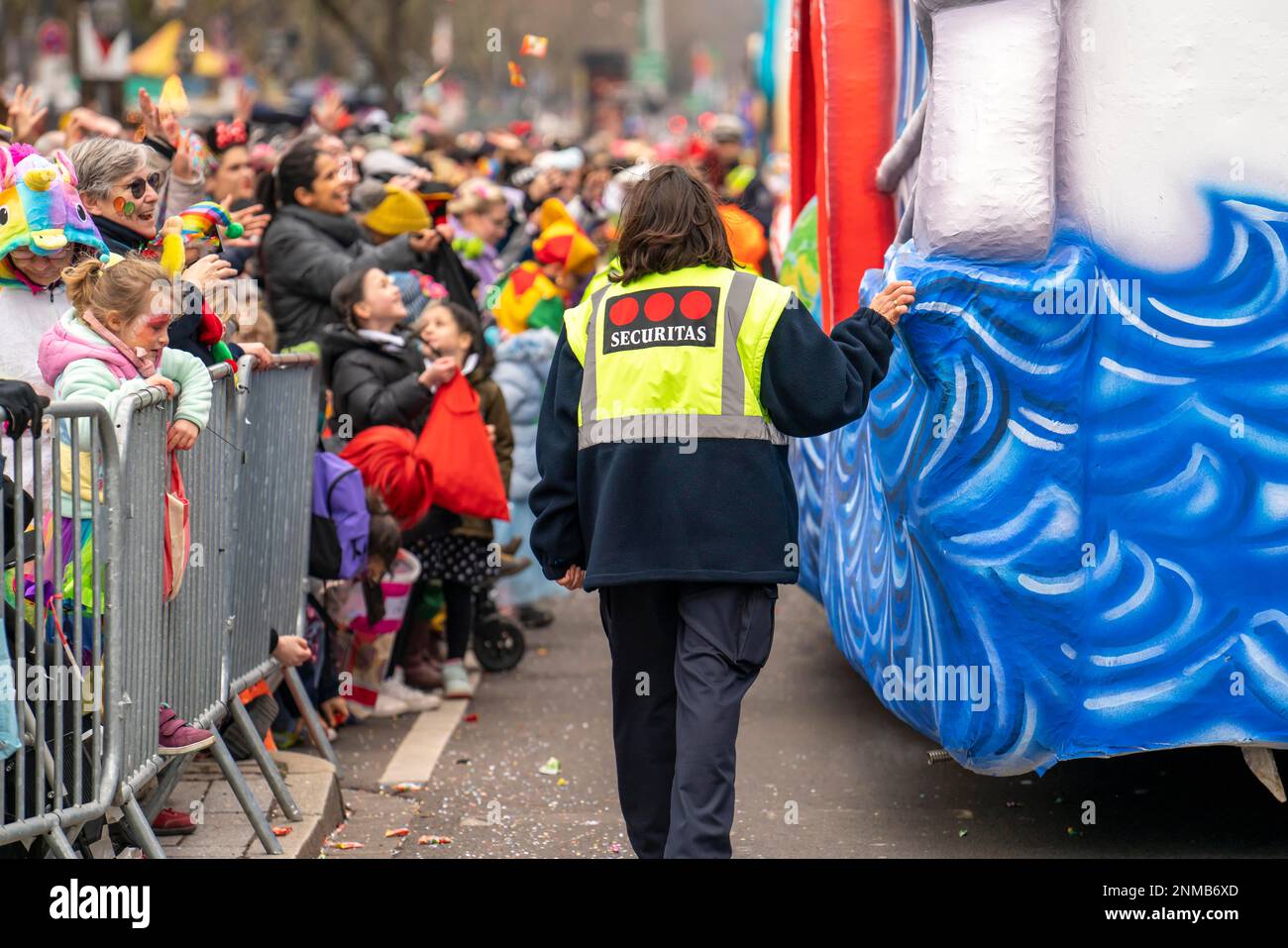 Processione del lunedì delle rose a Düsseldorf, servizi di sicurezza privati, sicurezza utilizzata al carnevale di strada, NRW, Germania Foto Stock