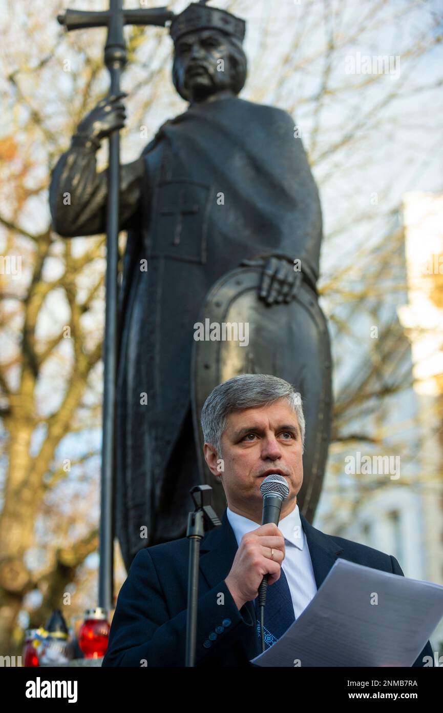 Londra, Regno Unito. 24 febbraio 2023. L'ambasciatore ucraino nel Regno Unito Vadym Prystaiko parla ad un Servizio di preghiera ecumenica alla Statua di San Volodymyr il Grande in Olanda Park prima di una processione e di un raduno presso l'Ambasciata russa. Il servizio, in occasione del primo anniversario dell’inizio dell’invasione russa dell’Ucraina, è per coloro che hanno perso la vita durante il conflitto negli ultimi 12 mesi.Credit: Stephen Chung / Alamy Live News Foto Stock