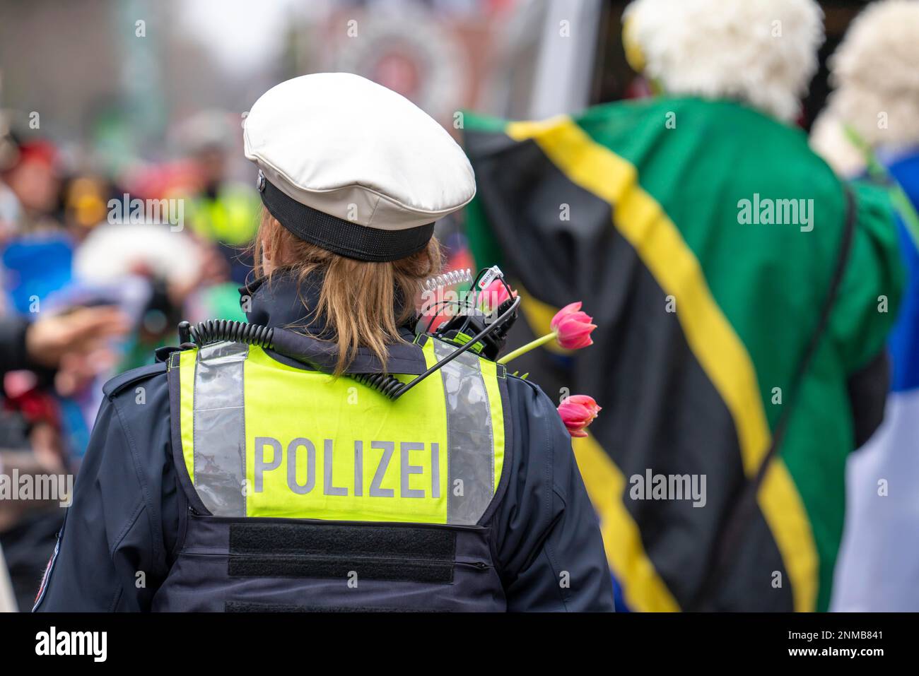 Processione del lunedì delle rose a Düsseldorf, poliziotti in servizio al carnevale di strada, con decorazioni floreali, date dai partecipanti alle proces Foto Stock