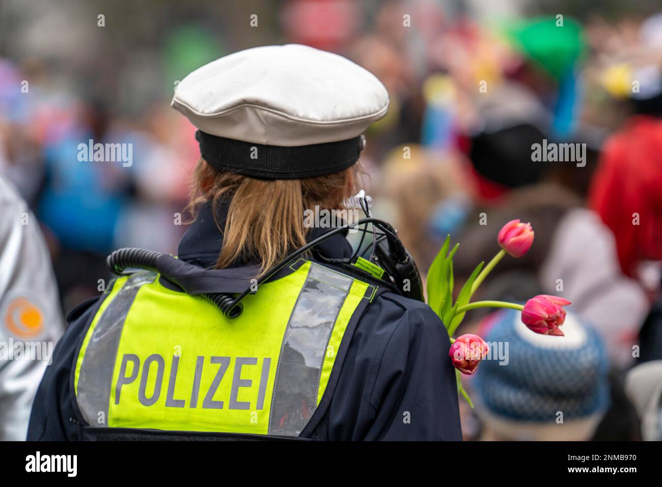 Processione del lunedì delle rose a Düsseldorf, poliziotti in servizio al carnevale di strada, con decorazioni floreali, date dai partecipanti alle proces Foto Stock