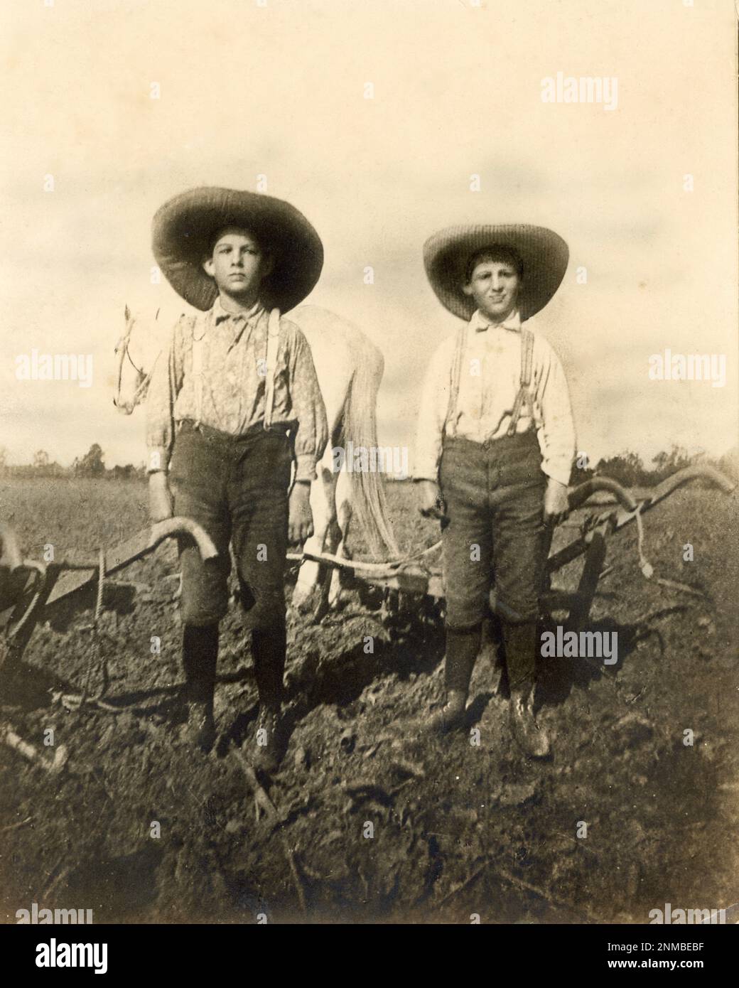 Farm Boys primi anni 1900, aratura campo con legno Plows, Vintage Farm Bambini, Farm Field, Horse disegnato aratro, fine del secolo vita agricola Foto Stock