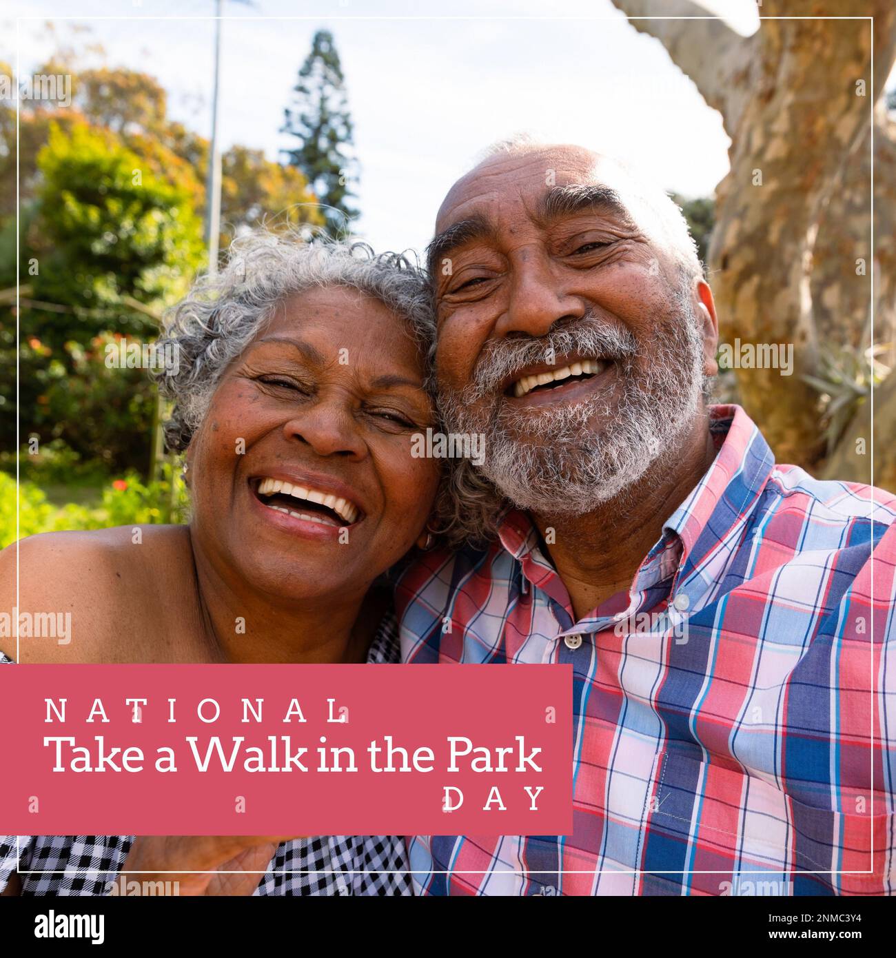 National fate una passeggiata nel testo del giorno del parco sopra la felice coppia afroamericana anziana nel parco Foto Stock