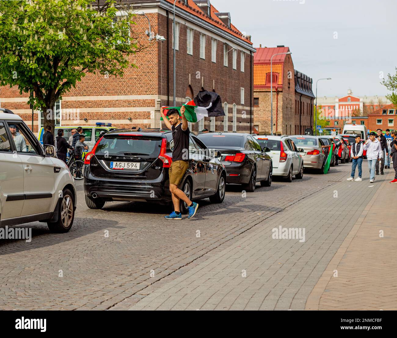 KRISTIANSTAD, SVEZIA - 14 MAGGIO 2021: Giovane che sventola la bandiera palestinese durante la protesta contro Israele Foto Stock