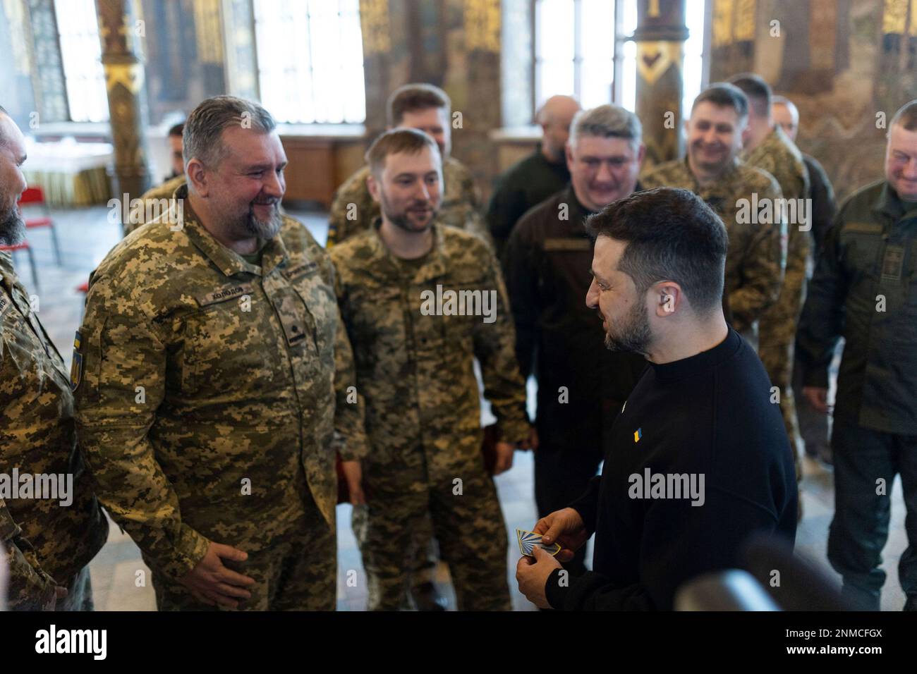 Kiev, Ucraina. 24th Feb, 2023. Il presidente ucraino Volodymyr Zelenskyy, al centro, si rivolge ai cappellani militari durante il 1st° anniversario dell'invasione russa a Kyiv Pechersk Lavra, 24 febbraio 2023 a Kyiv, Ucraina. Credit: Foto piscina/Ufficio stampa presidenziale ucraino/Alamy Live News Foto Stock