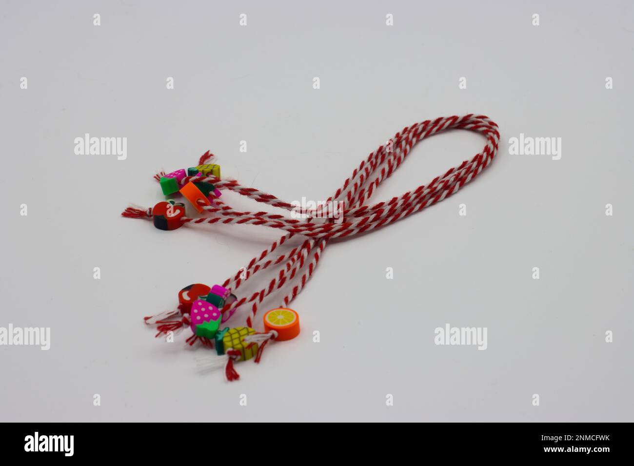 Bracciale 'Martisor'. È una tradizione rumena celebrata il 1st marzo e simboleggia l'arrivo della primavera. Foto Stock