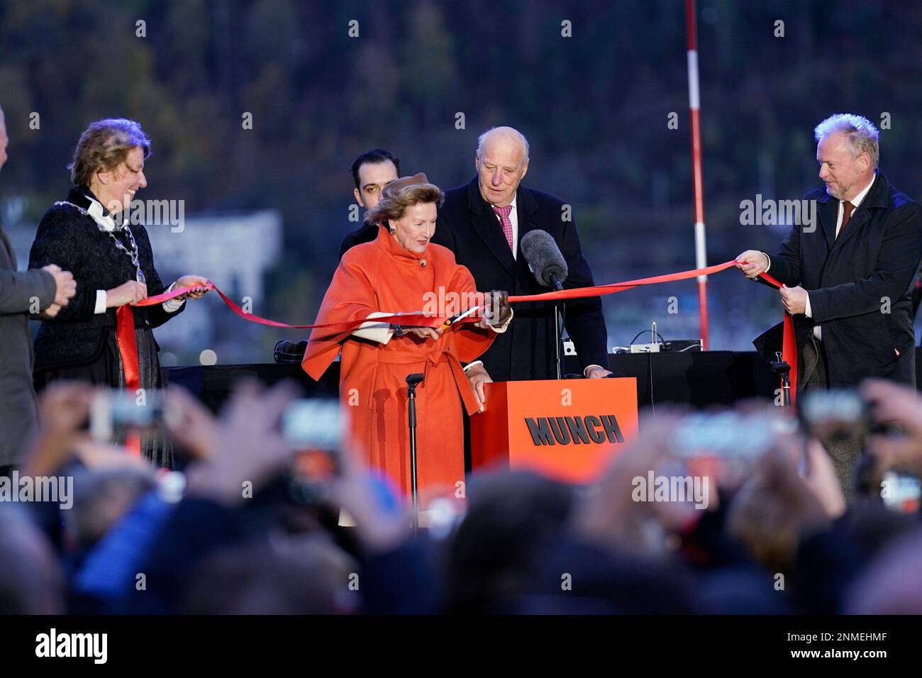 King Harald V of Norway, 2nd right, and Queen Sonja unveil the new Munch museum along with Oslo Mayor Marianne Borgen, left, and City Councilor Raymond Johansen, in Oslo, Friday, Oct. 22, 2021. (Stian Lysberg Solum/NTB scanpix via AP) Foto Stock
