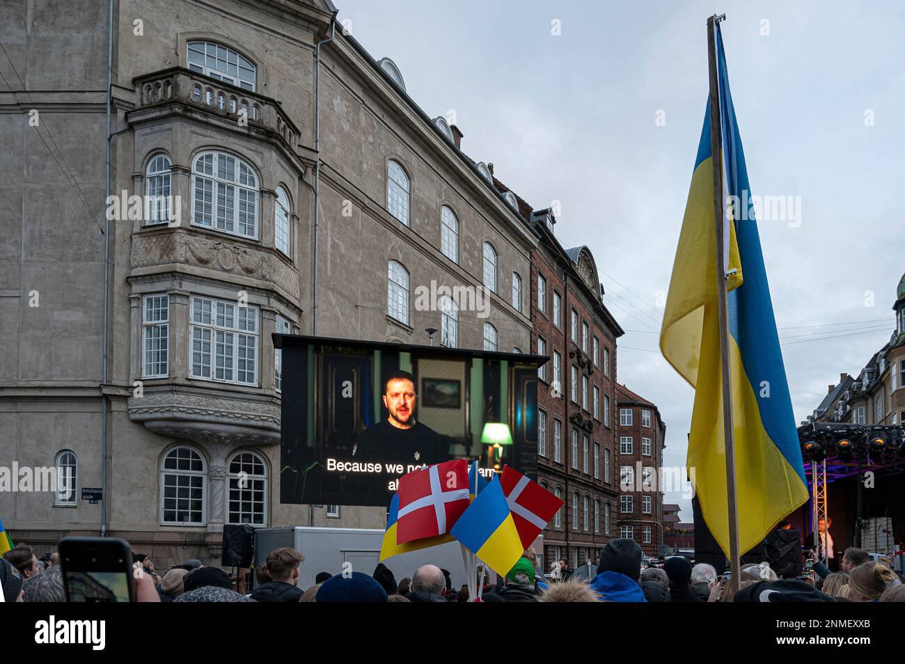 Volodymyr Zelenskyj parla su un collegamento TV di fronte all'Ambasciata russa a Copenaghen il 24th febbraio 2023 Foto Stock