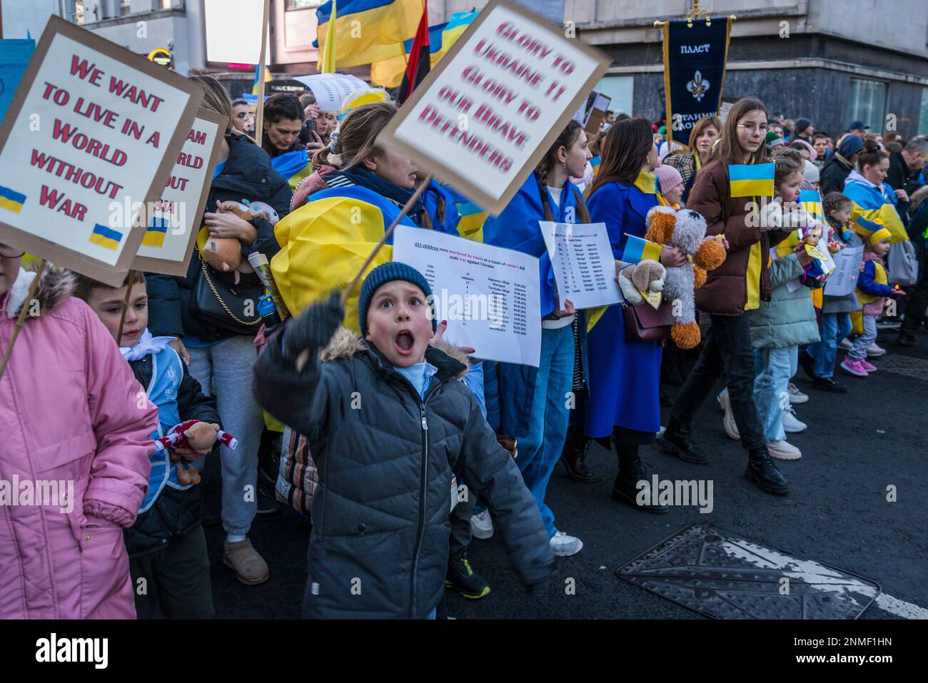 'Noi want vivere in un mondo senza guerra', 'heartbroken ma unbroken', ricordo evento che segna l'anniversario dell'invasione russa dell'Ucraina, Nott Foto Stock