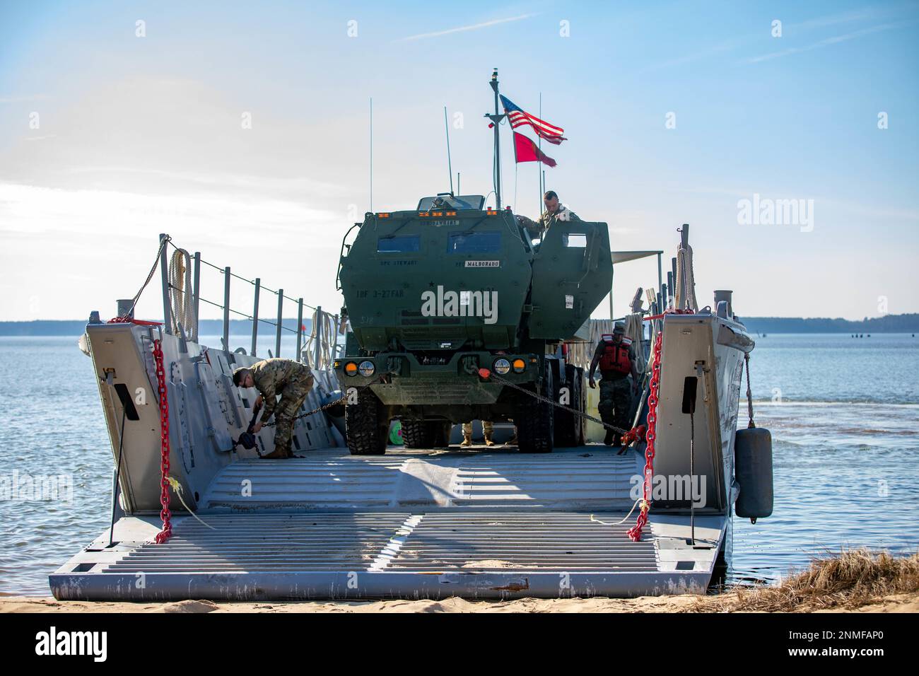 Soldiers from 18th Field Artillery Brigade lavorare con i soldati da 7th Transportation Brigade per condurre l'addestramento di carico di nave Feb.8,2023 alla base comune Langley-Eustis. L'addestramento consente ai soldati di lavorare con altre unità per completare una missione. Foto Stock