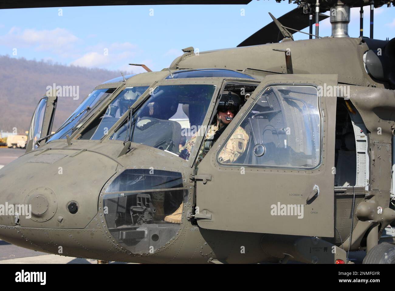 STATI UNITI Soldati con la Brigata dell'aviazione di combattimento Expeditionary 28th addestrano con i paranchi su elicotteri UH-60 Black Hawk al Muir Army Airfield, 24 febbraio 2023. (STATI UNITI Foto della Guardia Nazionale militare di 2nd Lt. Kate Kramer) Foto Stock