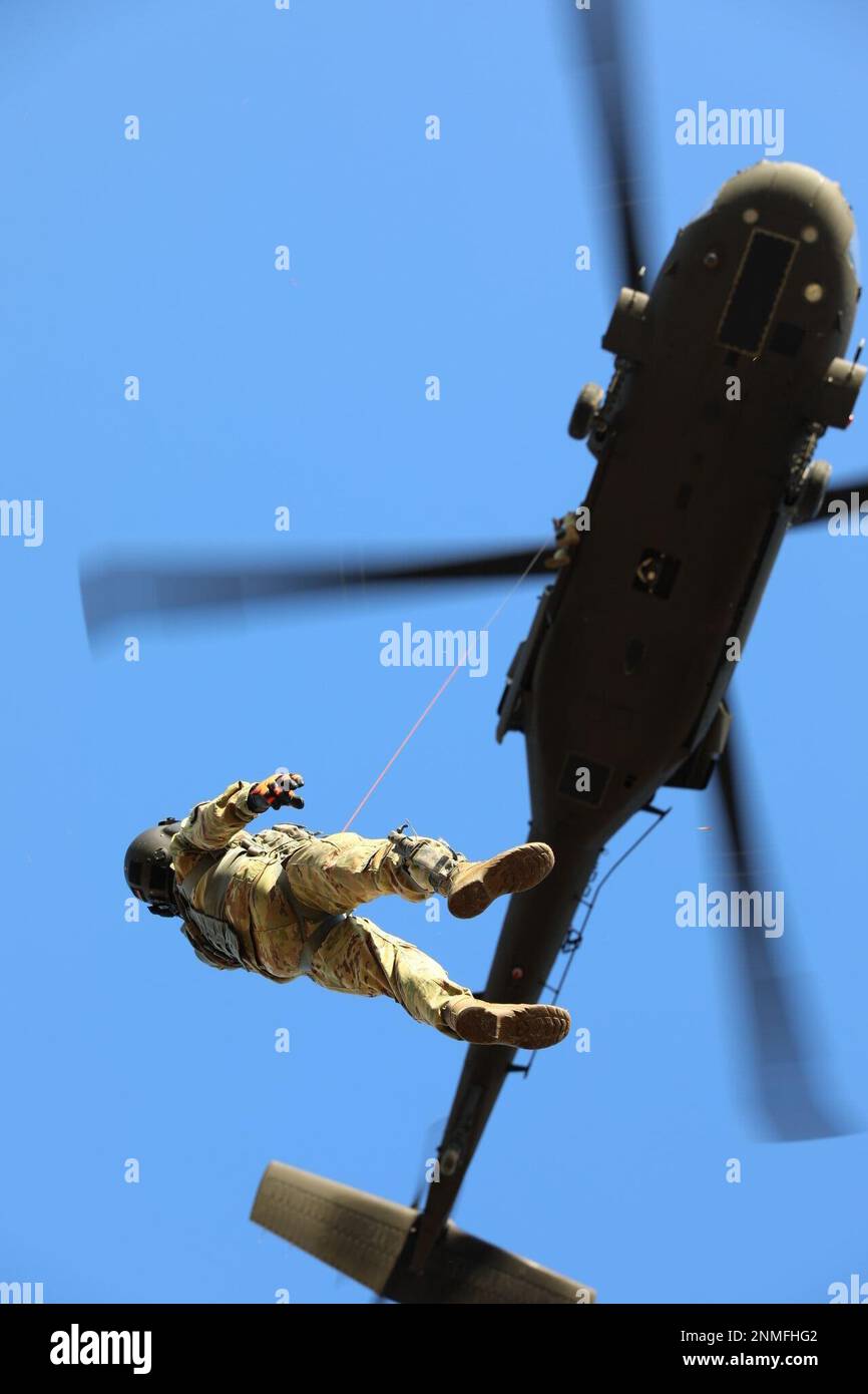 STATI UNITI Soldati con la Brigata dell'aviazione di combattimento Expeditionary 28th addestrano con i paranchi su elicotteri UH-60 Black Hawk al Muir Army Airfield, 24 febbraio 2023. (STATI UNITI Foto della Guardia Nazionale militare di 2nd Lt. Kate Kramer) Foto Stock