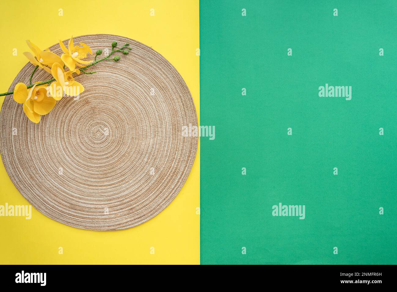 Tavolo occidentale con tradizionale tappeto da tavolo e stoviglie con sfondo verde e giallo. Concetto di ristorazione, cibo, bevande, ristorante e ristorazione. Foto Stock