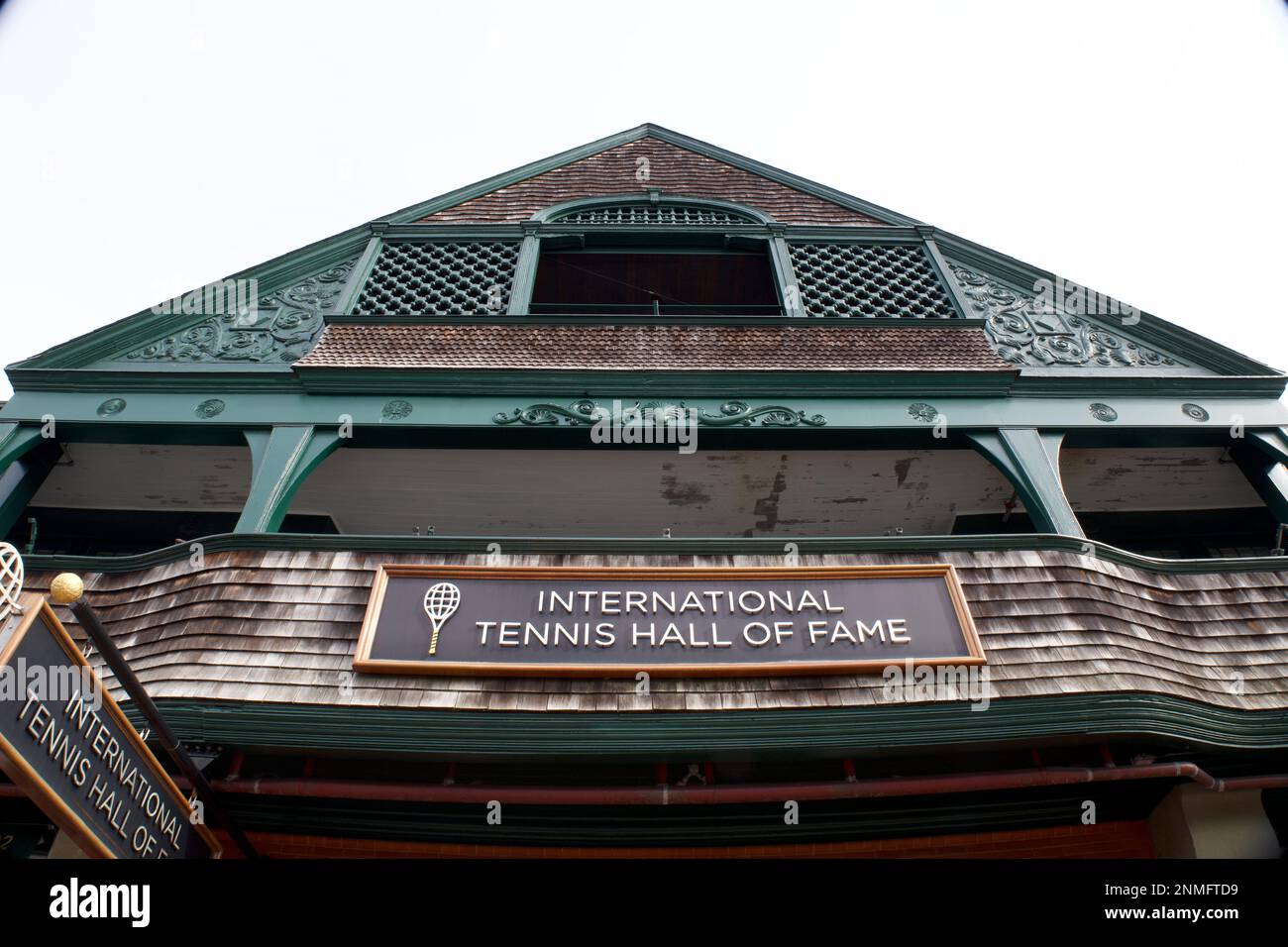 Guardando all'esterno dell'International Tennis Hall of Fame durante l'inverno. Vista dei piani superiori e del tetto con cartello. Foto Stock
