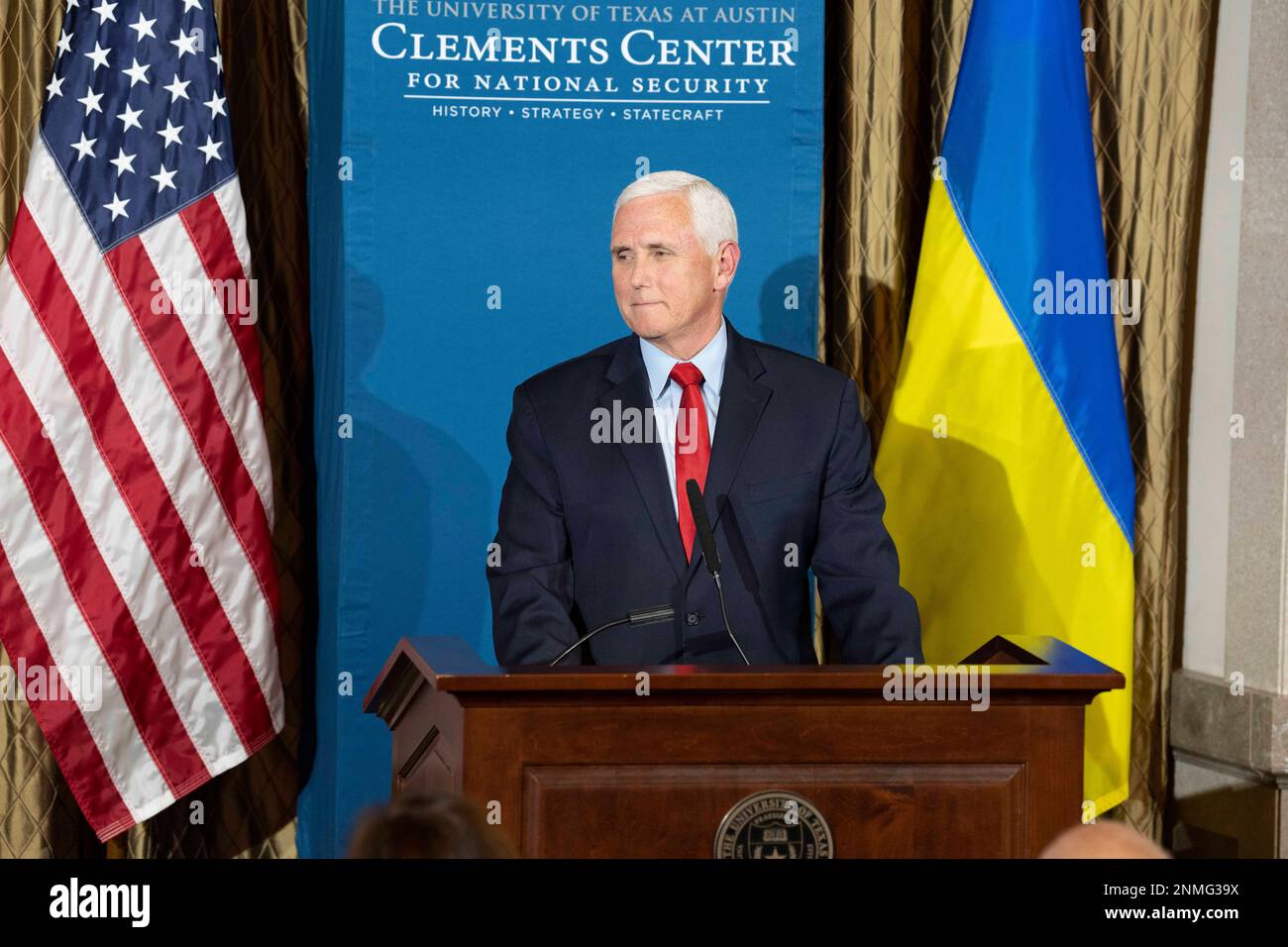 Austin Texas USA, febbraio 24 2023: L'ex vice presidente americano MIKE PENCE ha tenuto un discorso di politica estera sul primo anniversario della guerra Russia-Ucraina di fronte a 100 studenti laureati e professori presso l'Università del Texas presso il campus di Austin. Pence condivideva il suo sostegno per ulteriori aiuti al paese dilaniato dalla guerra e criticava i leader americani su entrambi i lati della navata. Credit: Bob Daemmrich/Alamy Live News Foto Stock