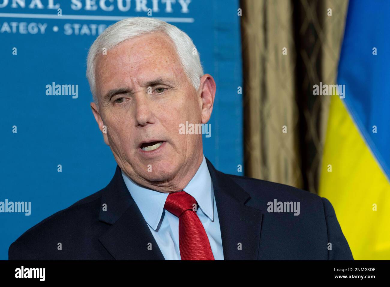 Austin Texas USA, febbraio 24 2023: L'ex vice presidente americano MIKE PENCE ha tenuto un discorso di politica estera sul primo anniversario della guerra Russia-Ucraina di fronte a 100 studenti laureati e professori presso l'Università del Texas presso il campus di Austin. Pence condivideva il suo sostegno per ulteriori aiuti al paese dilaniato dalla guerra e criticava i leader americani su entrambi i lati della navata. Credit: Bob Daemmrich/Alamy Live News Foto Stock