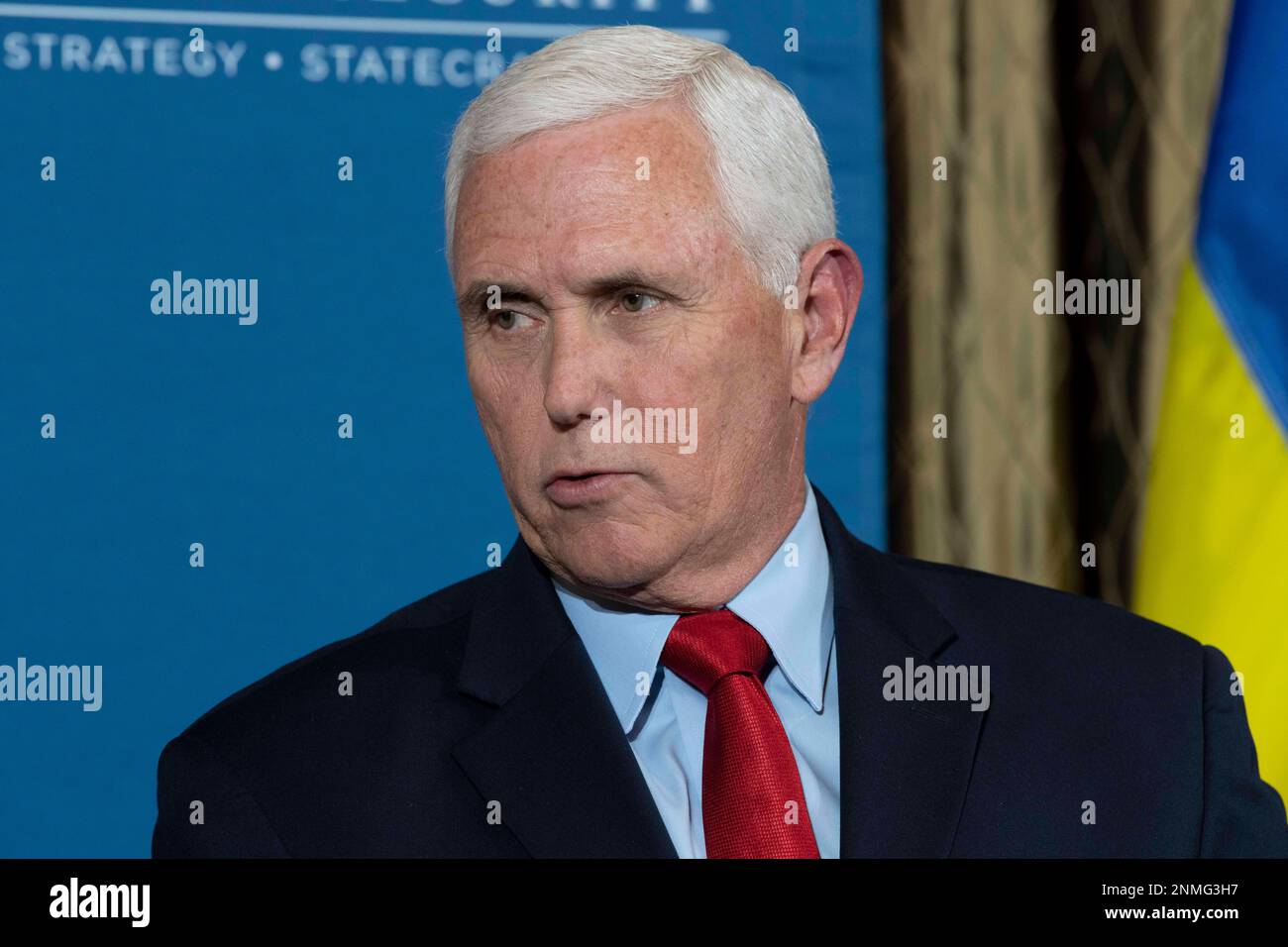 Austin Texas USA, febbraio 24 2023: L'ex vice presidente americano MIKE PENCE ha tenuto un discorso di politica estera sul primo anniversario della guerra Russia-Ucraina di fronte a 100 studenti laureati e professori presso l'Università del Texas presso il campus di Austin. Pence condivideva il suo sostegno per ulteriori aiuti al paese dilaniato dalla guerra e criticava i leader americani su entrambi i lati della navata. Credit: Bob Daemmrich/Alamy Live News Foto Stock
