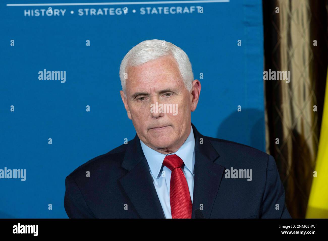 Austin Texas USA, febbraio 24 2023: L'ex vice presidente americano MIKE PENCE ha tenuto un discorso di politica estera sul primo anniversario della guerra Russia-Ucraina di fronte a 100 studenti laureati e professori presso l'Università del Texas presso il campus di Austin. Pence condivideva il suo sostegno per ulteriori aiuti al paese dilaniato dalla guerra e criticava i leader americani su entrambi i lati della navata. Credit: Bob Daemmrich/Alamy Live News Foto Stock