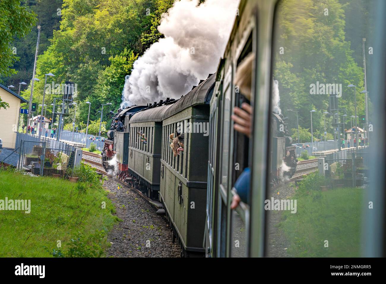 Carrozza storica verde su locomotiva a vapore, Calw, Foresta Nera, Germania Foto Stock