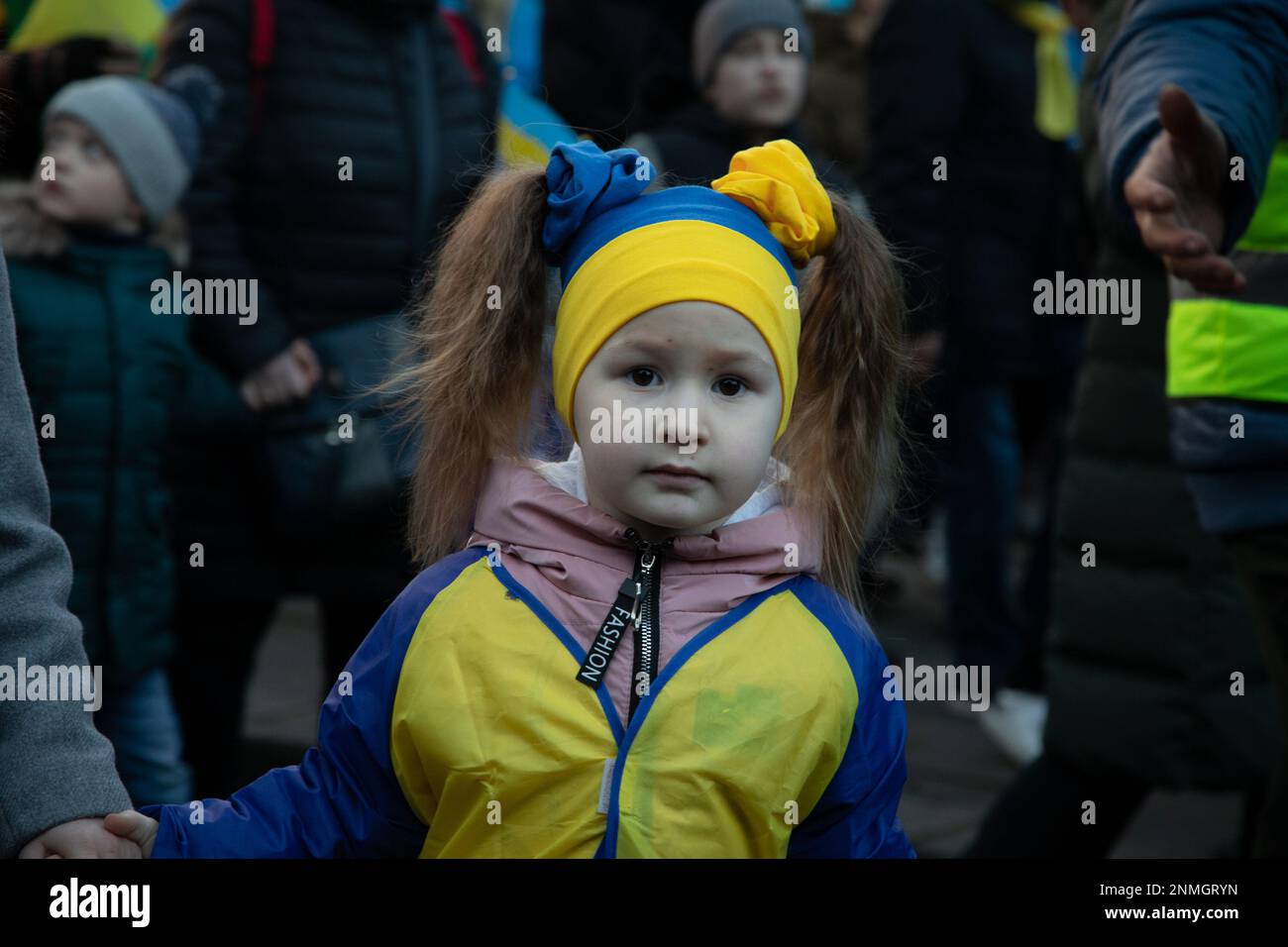 Londra, Regno Unito. 24th Feb 2023. Londra, Regno Unito. I bambini guidano la marcia per protestare contro l'Ambasciata Russa a seguito di un servizio commemorativo ecumenico presso la Statua di San Volodymyr in Holland Park nel primo anniversario dell'invasione russa dell'Ucraina. Portano i nomi dei 423 bambini ucraini che hanno perso la vita durante questa guerra. Credit: Kiki Streitberger /Alamy Live News Foto Stock