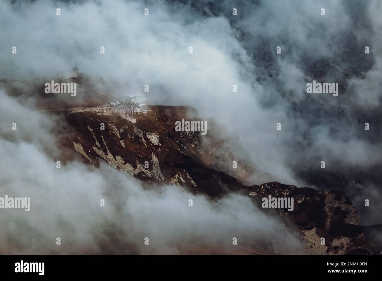 La stazione superiore della funivia su Kasprowy Wierch esposto da nuvole per una frazione di secondo, Monti Tatra, Polonia Foto Stock