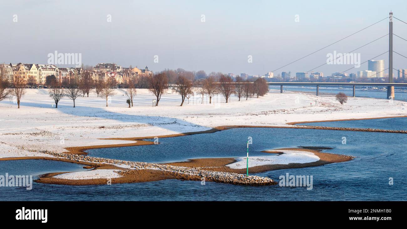 Vista sulla riva del Reno dell'Oberkassel nella neve dal ponte Rheinknie, Duesseldorf, Renania settentrionale-Vestfalia, Germania Foto Stock