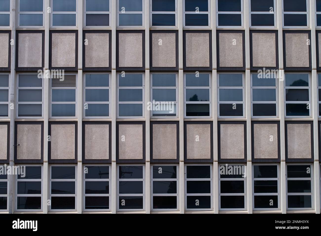 Edificio simmetrico con vista esterna e finestre di vetro Foto Stock