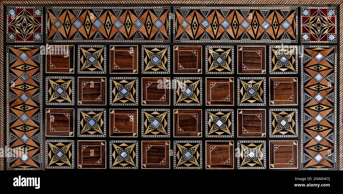 Gioco del backgammon di scacchi in legno, disegno orientale, artigianato da Damasco, modelli di scacchi Foto Stock