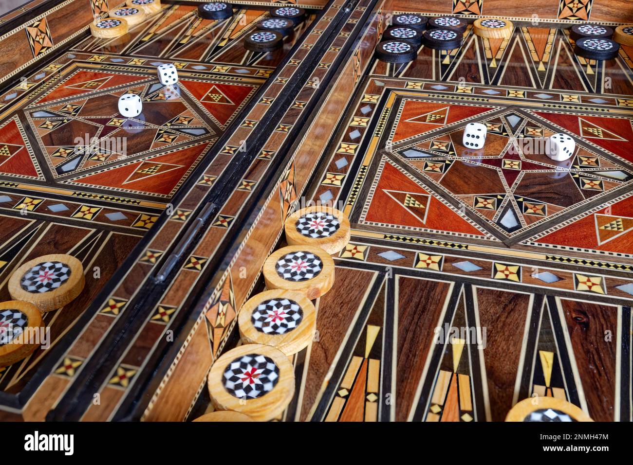 Gioco di scacchi in legno backgammon, design orientale, artigianato di Damasco, situazione del gioco Foto Stock
