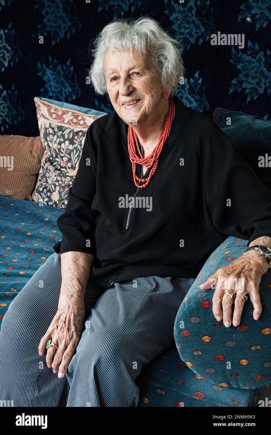 Ritratto Ingrid Noll, autore tedesco, romanziere del crimine, autore di Best seller nella sua casa a Weinheim, Baden-Wuerttemberg, Germania Foto Stock