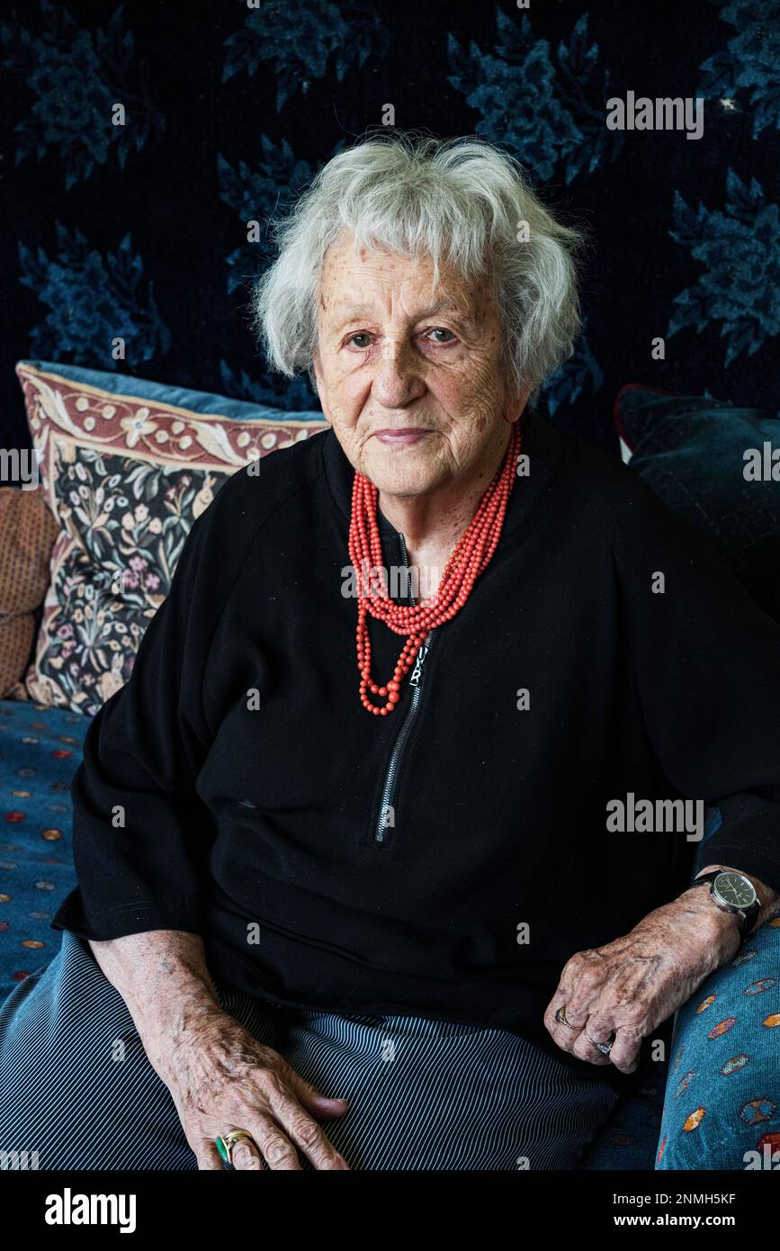 Ritratto Ingrid Noll, autore tedesco, romanziere del crimine, autore di Best seller nella sua casa a Weinheim, Baden-Wuerttemberg, Germania Foto Stock