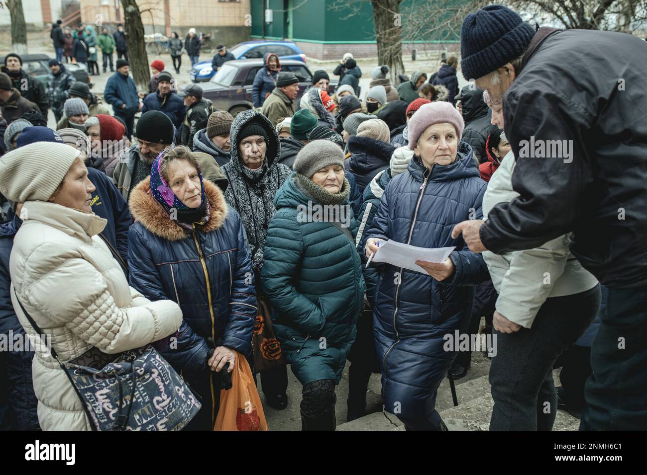 I residenti della piccola città di Snihurivka aspettano di fronte all'ufficio postale per il primo pagamento di denaro per marinare loro oltre 1200 Hrivny, circa 30 Foto Stock