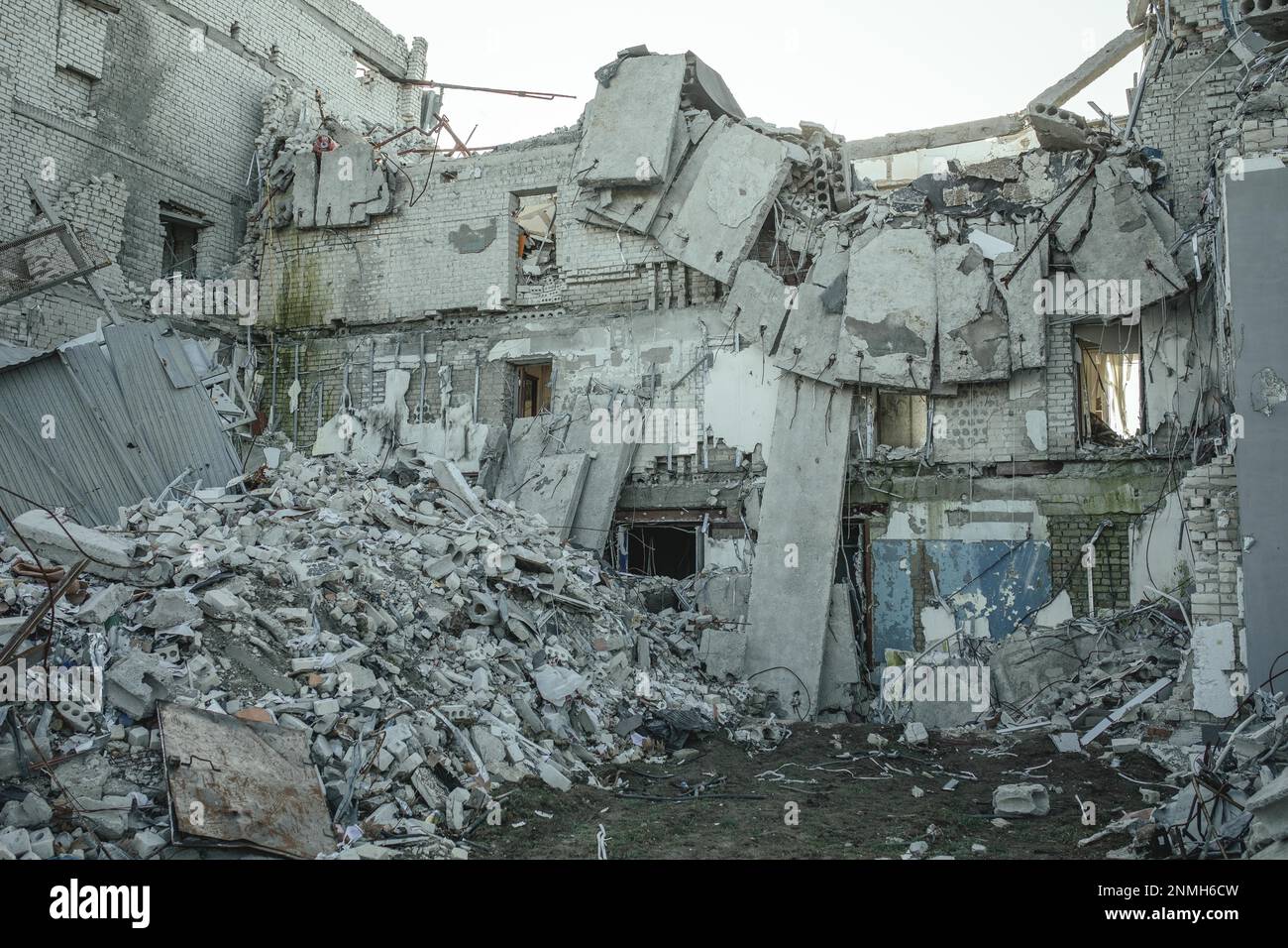 Dalla riconquista della città di Kherson da parte delle truppe ucraine il 11 novembre 2022, la città è stata bombardata quotidianamente dall'artiglieria russa di stanza Foto Stock