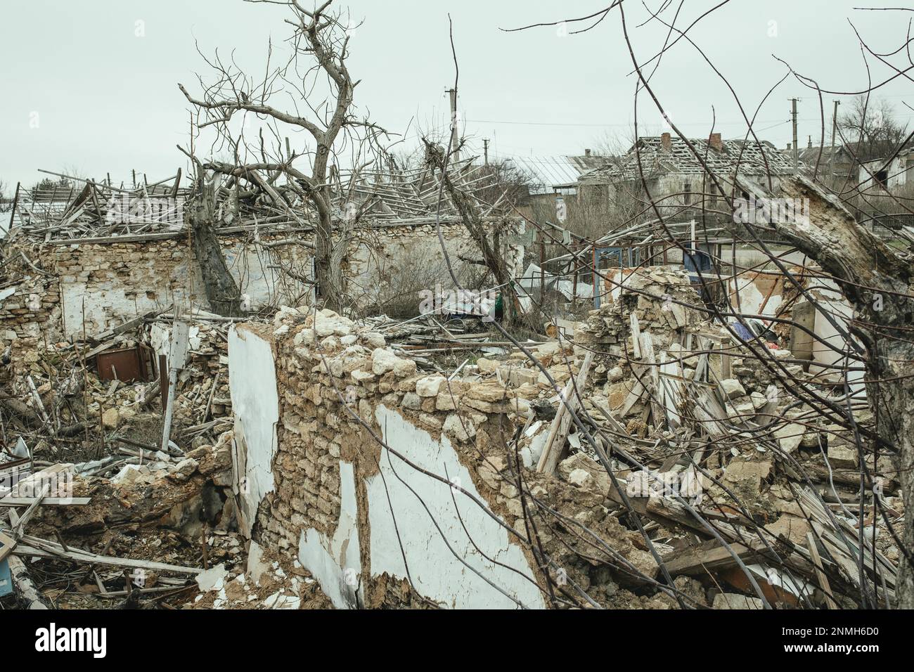 Snihurivka fu catturata dall'esercito russo dopo feroci combattimenti e gravi perdite, distrutti edifici residenziali, Snihurivka, Ucraina, 2023 Foto Stock