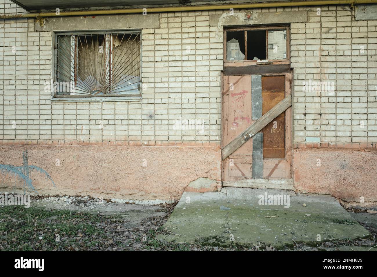 Dalla riconquista della città di Kherson da parte delle truppe ucraine il 11 novembre 2022, la città è stata bombardata quotidianamente dall'artiglieria russa di stanza Foto Stock