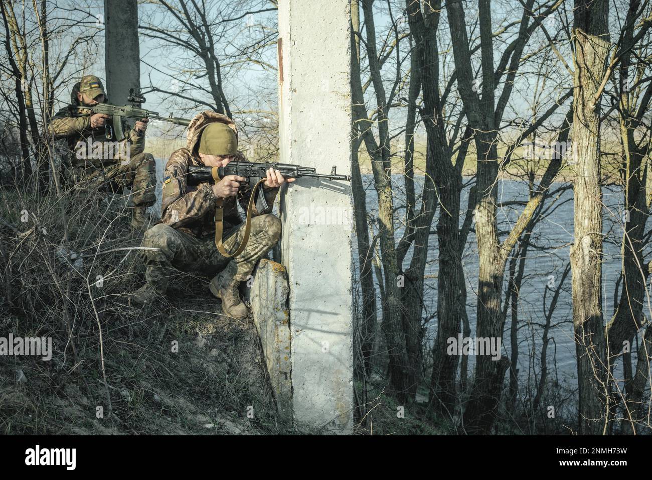 Soldati ucraini durante una pattuglia lungo il fiume Ingulez. Nella piccola città di Snihurivka, dove questa unità è di stanza, otto o nove nascosti Foto Stock