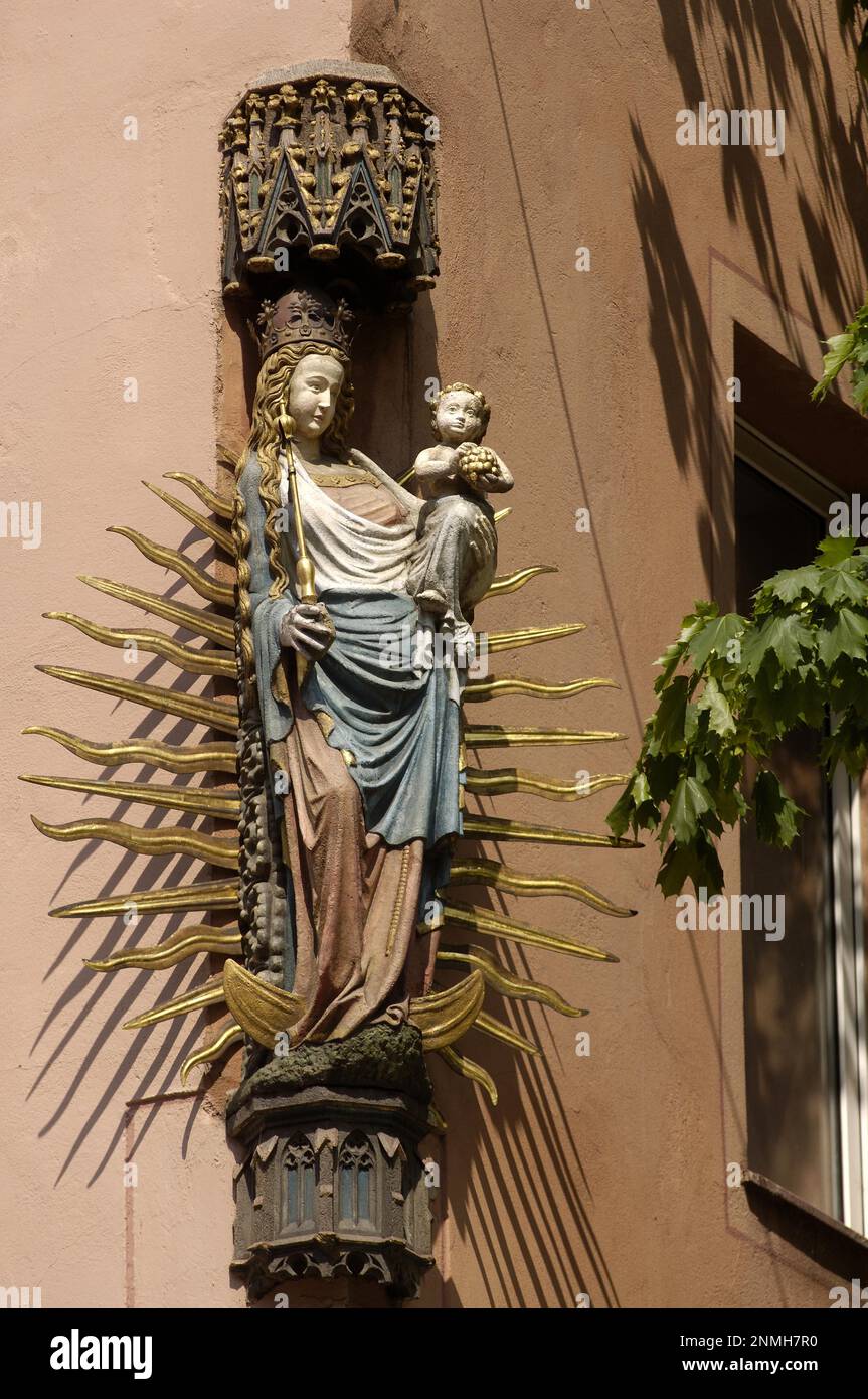 Figura della Vergine Maria, guaritrice di casa in una casa d'angolo, Norimberga, Franconia Centrale, Baviera, Germania Foto Stock