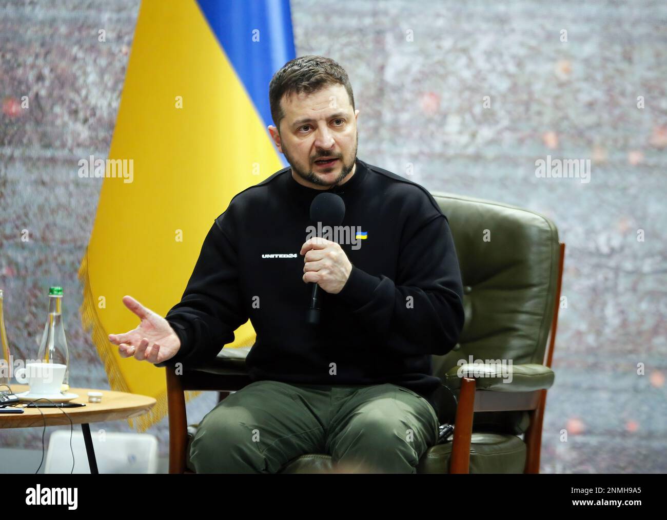 Kiev, Ucraina. 24th Feb, 2023. Il presidente ucraino Volodymyr Zelenskiy risponde alle domande del giornalista durante una conferenza stampa in occasione della guerra Russia - Ucraina un anniversario a Kiev. (Foto di Pavlo Gonchar/SOPA Images/Sipa USA) Credit: Sipa USA/Alamy Live News Foto Stock